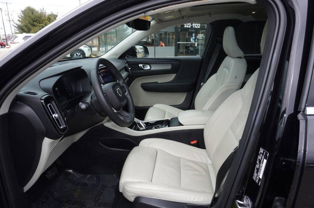 Used 2023 Volvo XC40 B5 Plus image 23