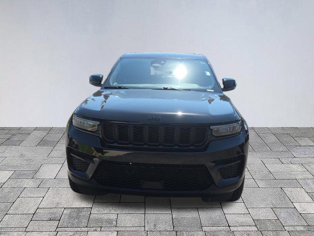 Used 2024 Jeep Grand Cherokee Altitude RWD image 2