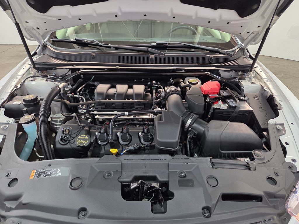 Used 2015 Ford Taurus SE image 6