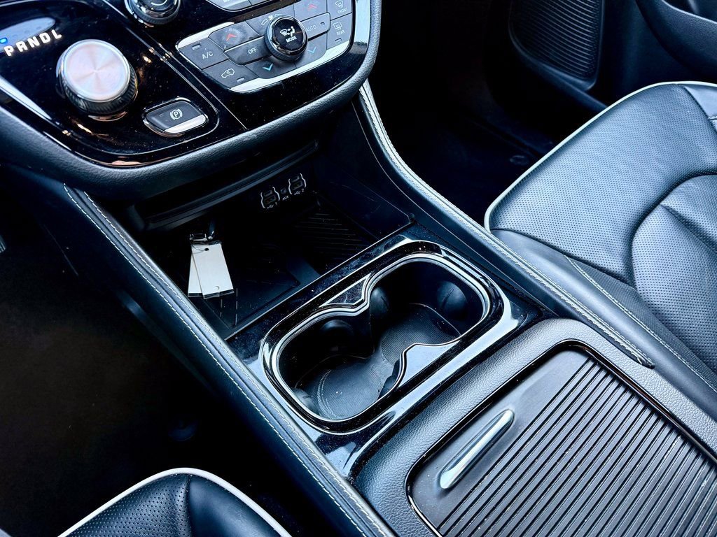 Used 2025 Chrysler Pacifica Limited image 18
