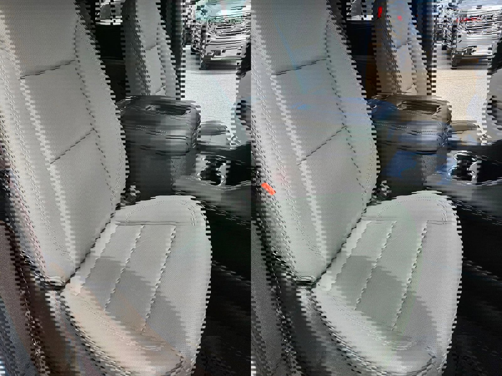 Used 2024 GMC Yukon SLT w/ SLT Luxury Package image 29