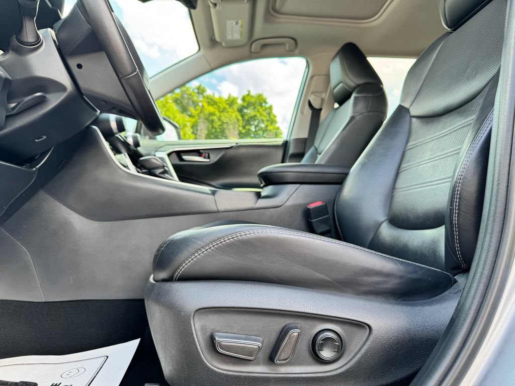 Used 2019 Toyota RAV4 Limited w/ Cold Weather Package FWD image 19