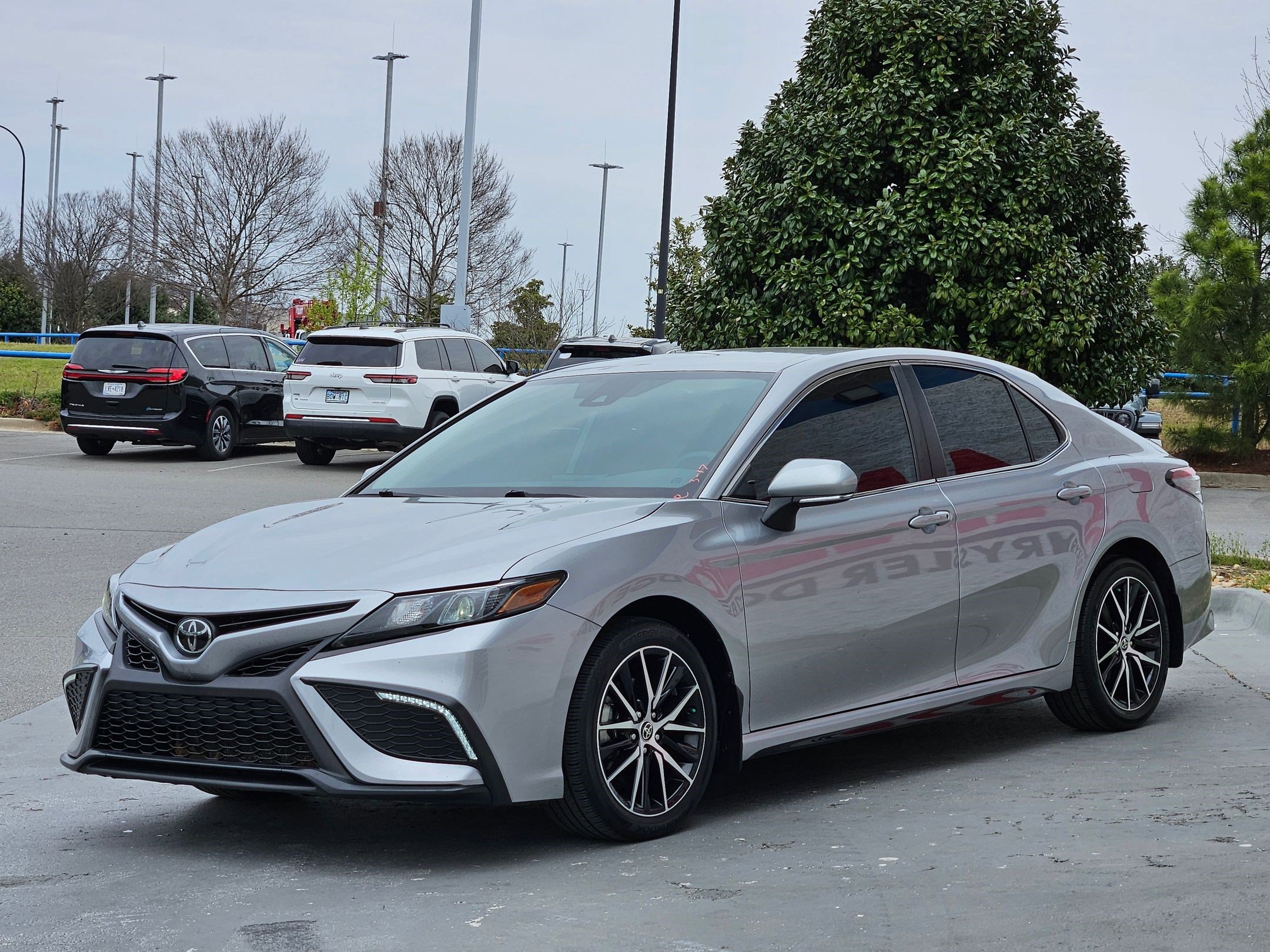 Used 2022 Toyota Camry SE FWD image 3