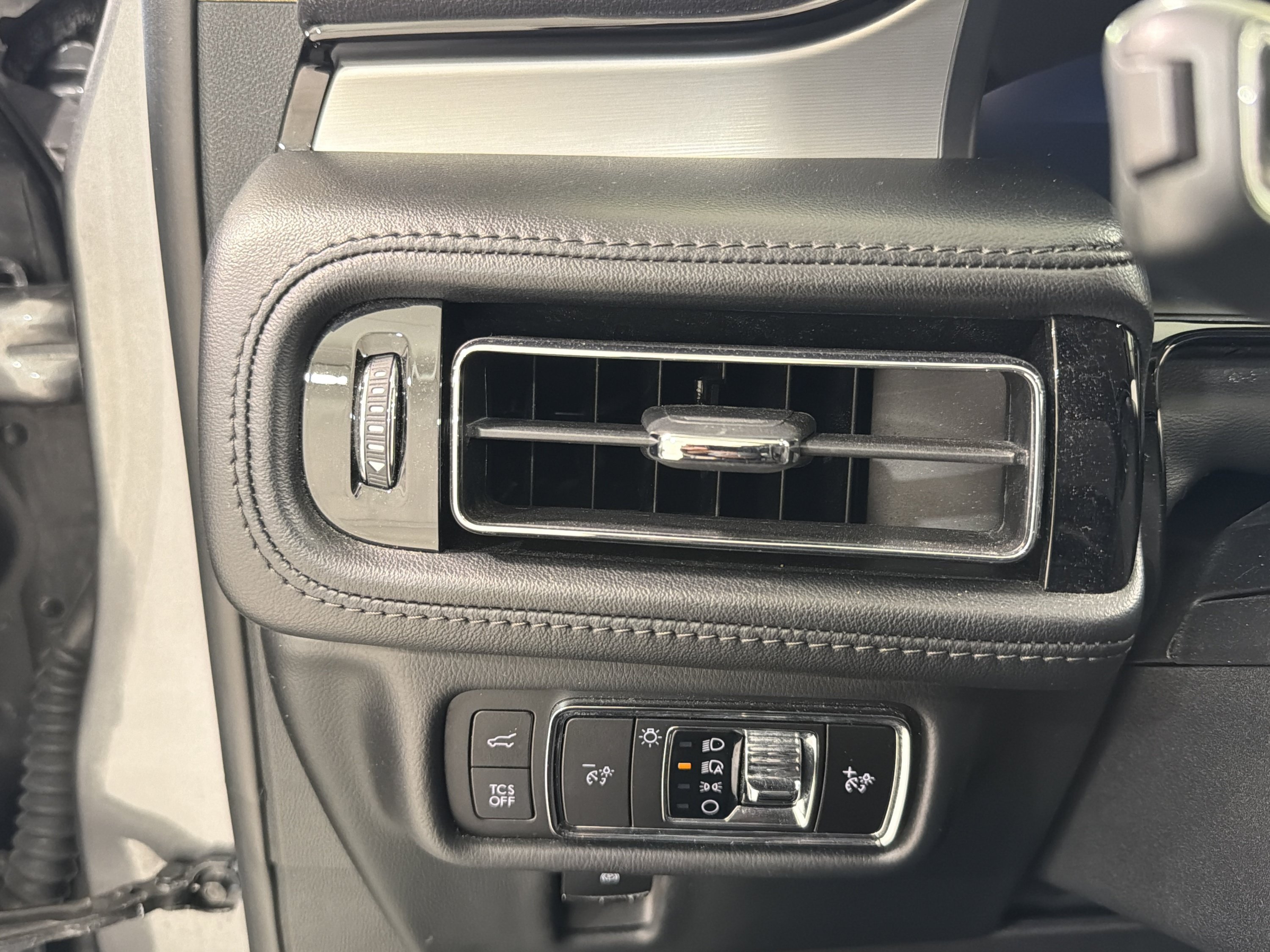 Used 2023 Lincoln Nautilus FWD w/ Premium Package image 19