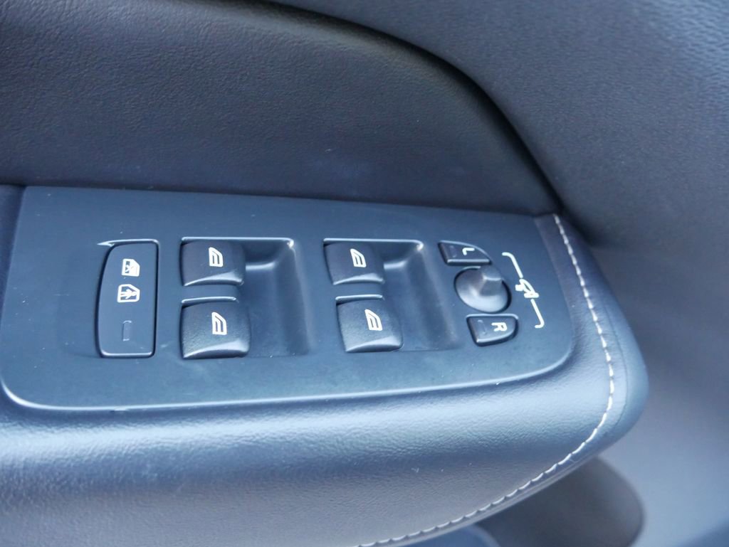 Used 2023 Volvo XC60 T8 Ultimate w/ Climate Package image 17