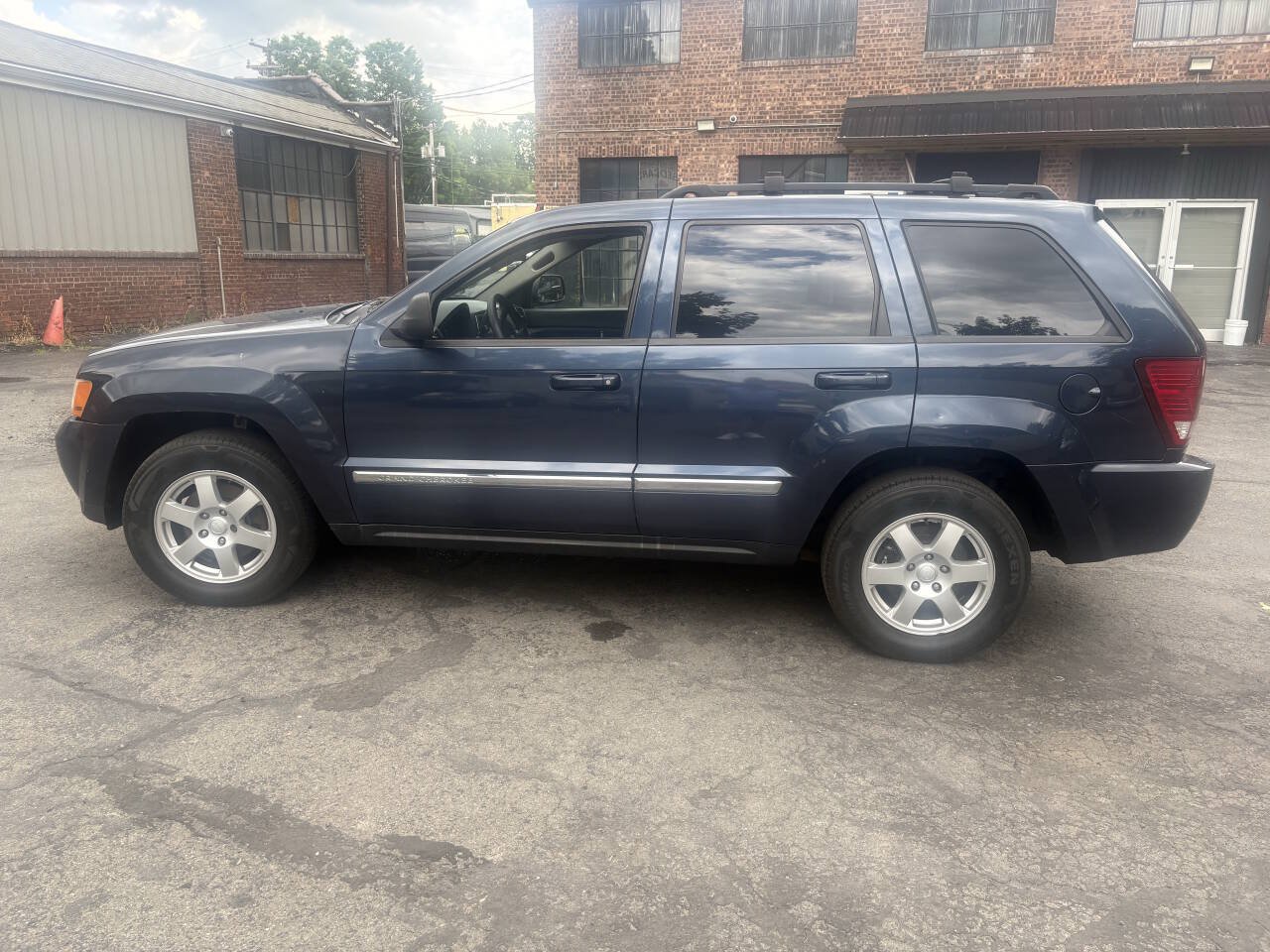 Used 2010 Jeep Grand Cherokee Laredo AWD/4WD image 3