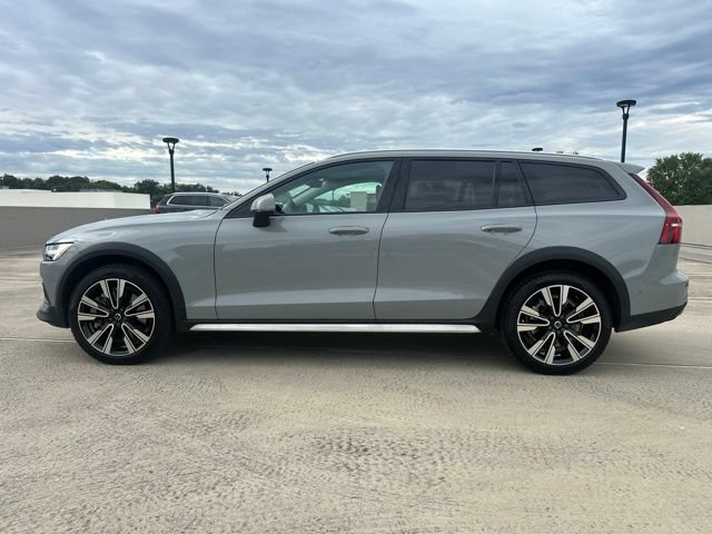 Certified 2024 Volvo V60 B5 Cross Country Ultimate w/ Protection Package Premier AWD/4WD image 5