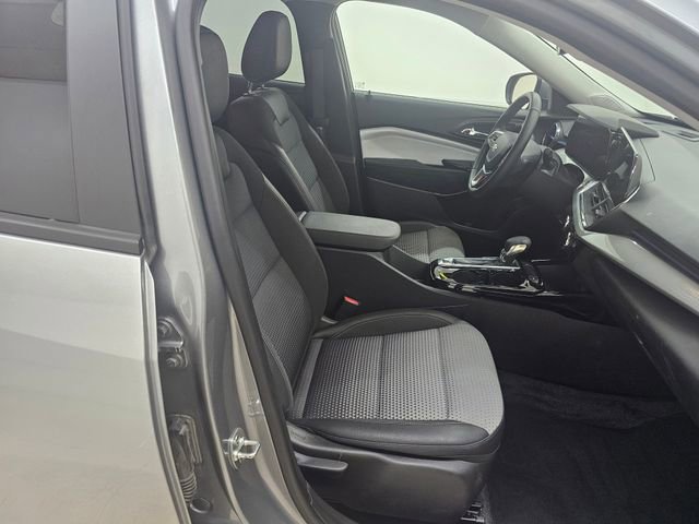 Used 2025 Chevrolet Trax LT w/ LT Convenience Package FWD image 21