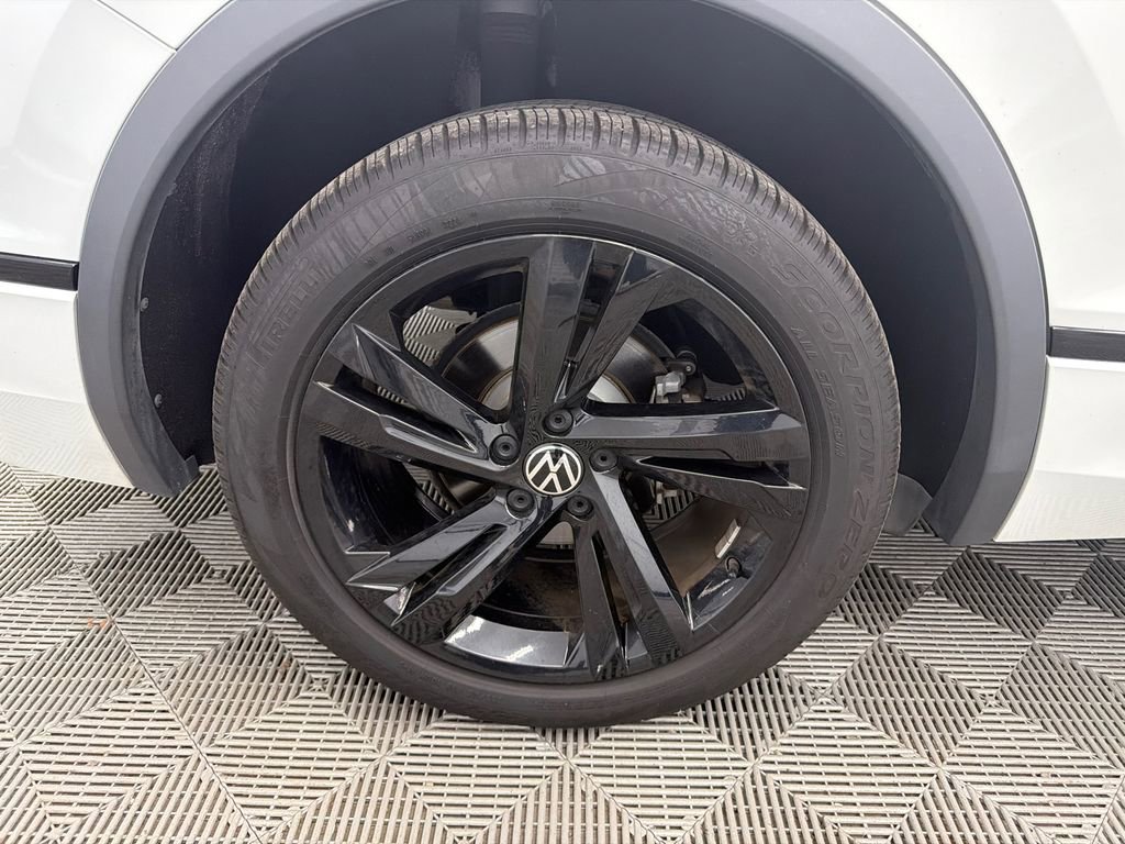 Used 2023 Volkswagen Tiguan SE R-Line image 18