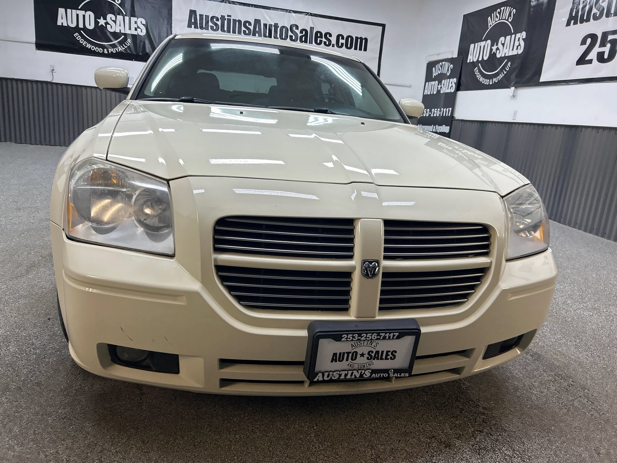 Used 2005 Dodge Magnum R/T w/ Convenience Group II RWD image 2