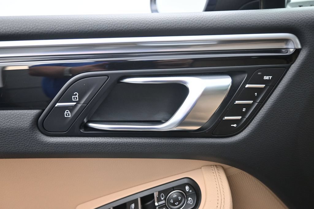 Certified 2021 Porsche Macan AWD/4WD image 11