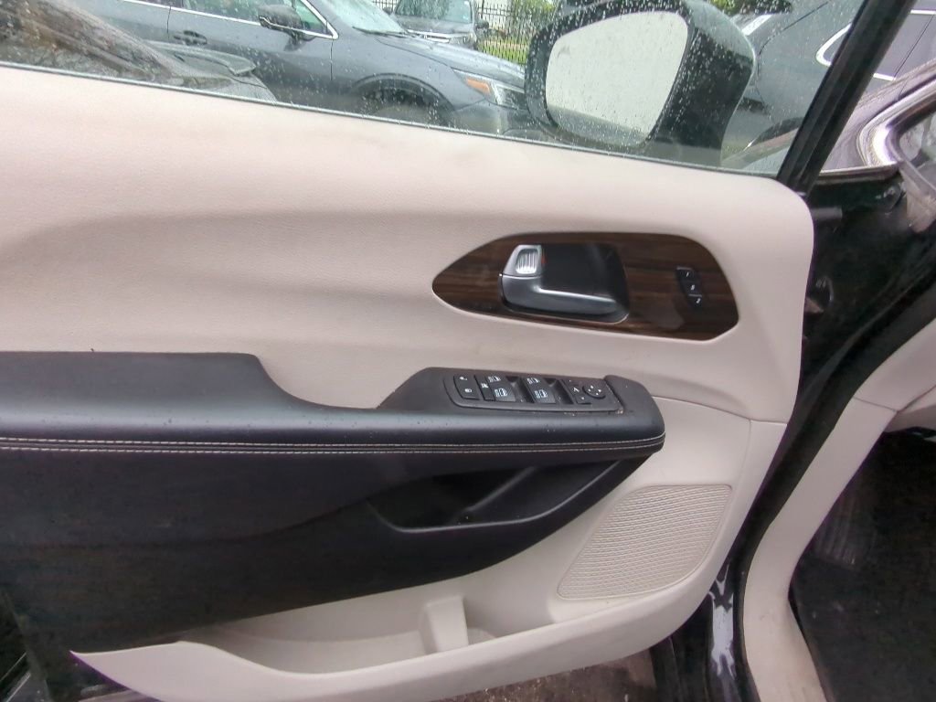 Used 2023 Chrysler Pacifica Limited FWD image 8
