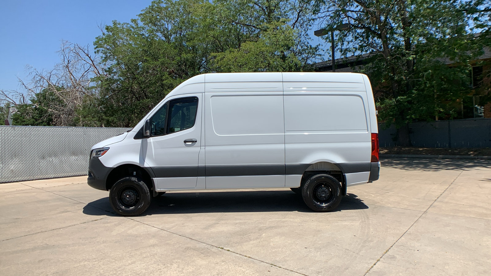 Used 2025 Mercedes-Benz Sprinter 2500 image 2