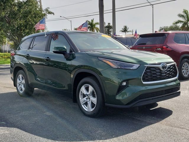 Used 2023 Toyota Highlander LE AWD/4WD image 29