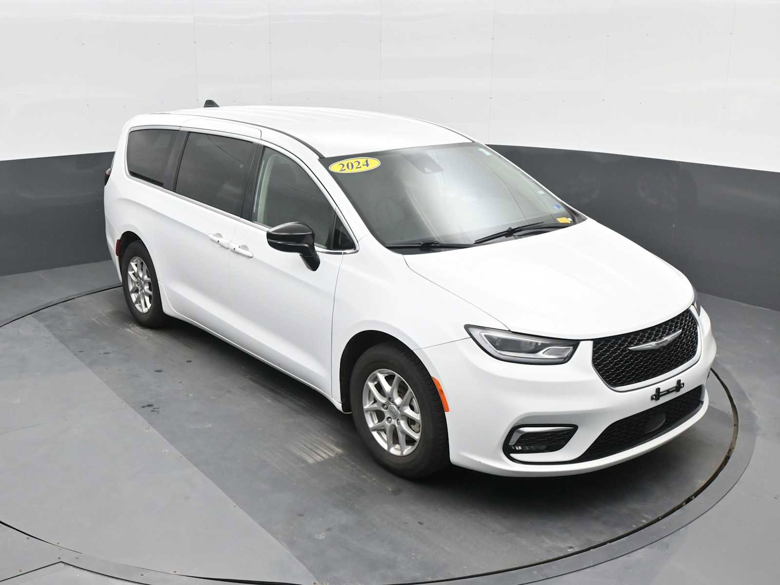 Used 2024 Chrysler Pacifica Touring-L image 10