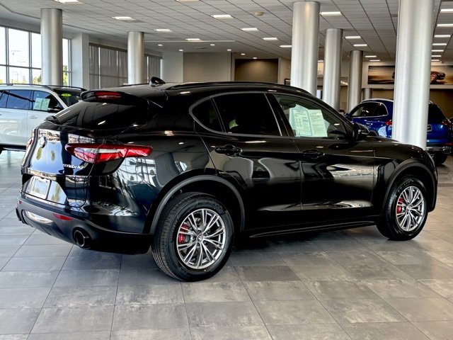 Used 2022 Alfa Romeo Stelvio Sprint image 3