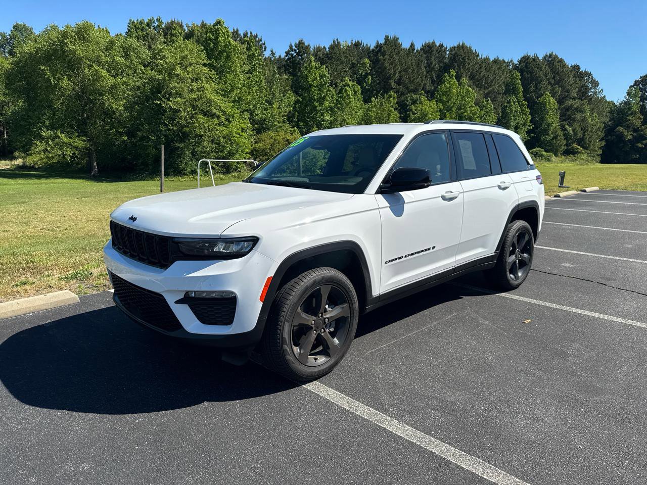 Used 2025 Jeep Grand Cherokee Limited w/ Black Appearance Package AWD/4WD image 12