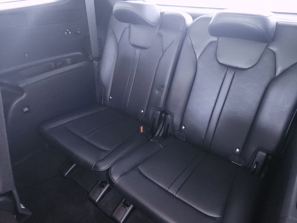 Used 2025 Kia Sorento S image 23
