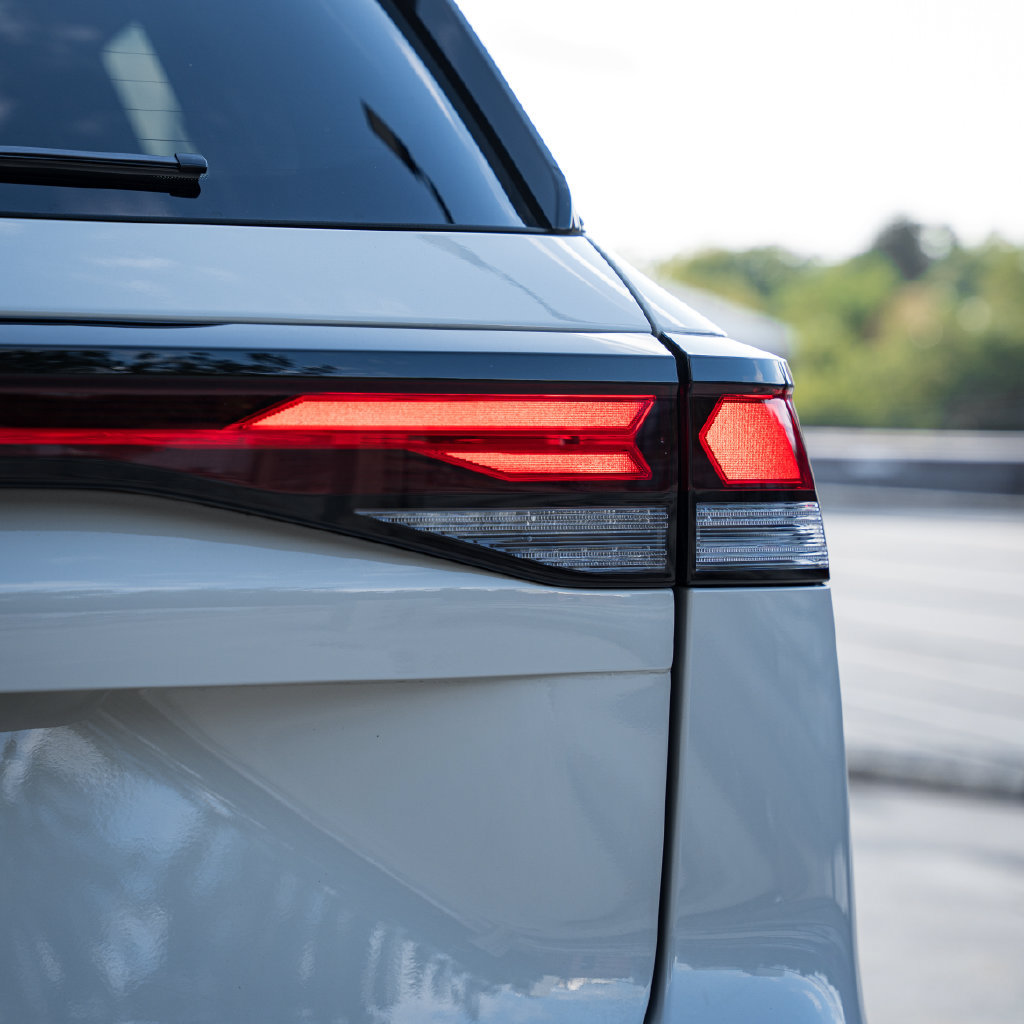 Certified 2026 Volkswagen Tiguan SE R-Line FWD image 7