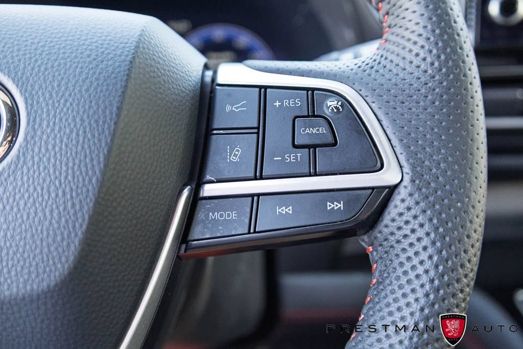 Used 2025 Toyota Sienna XSE FWD image 31