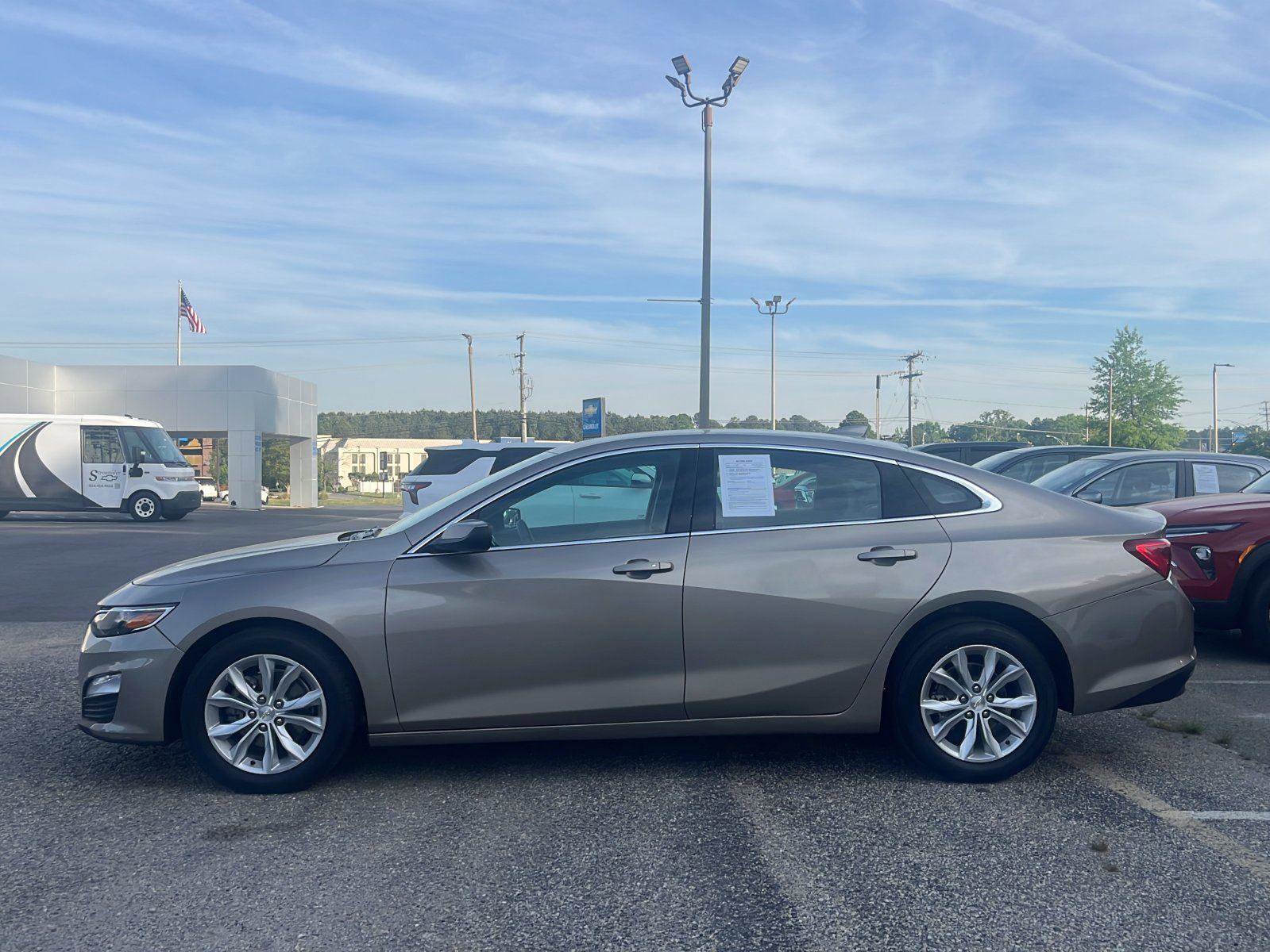 Used 2025 Chevrolet Malibu LT image 2