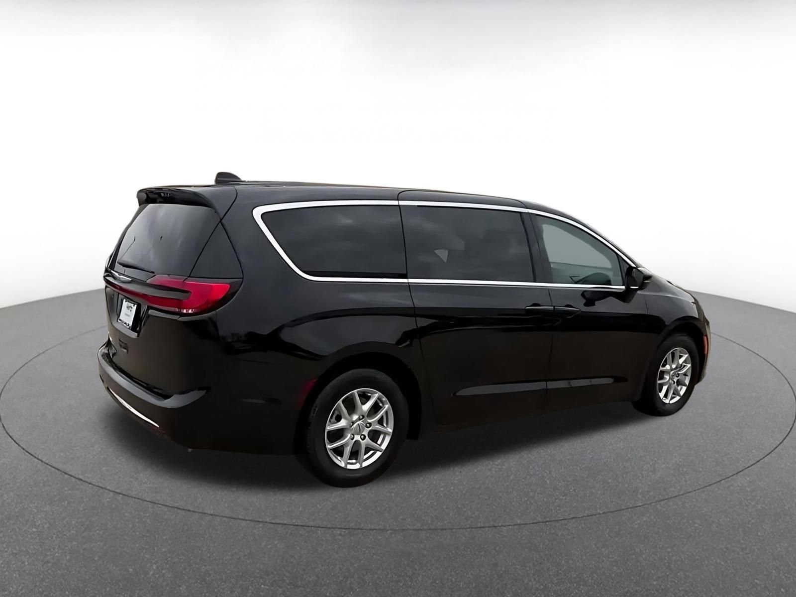 Used 2025 Chrysler Pacifica Select image 15