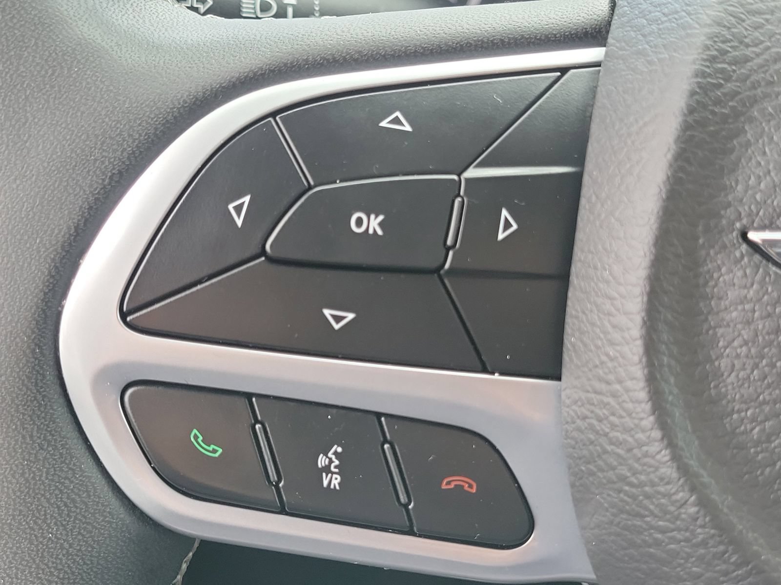 Used 2024 Chrysler Pacifica Limited FWD image 8