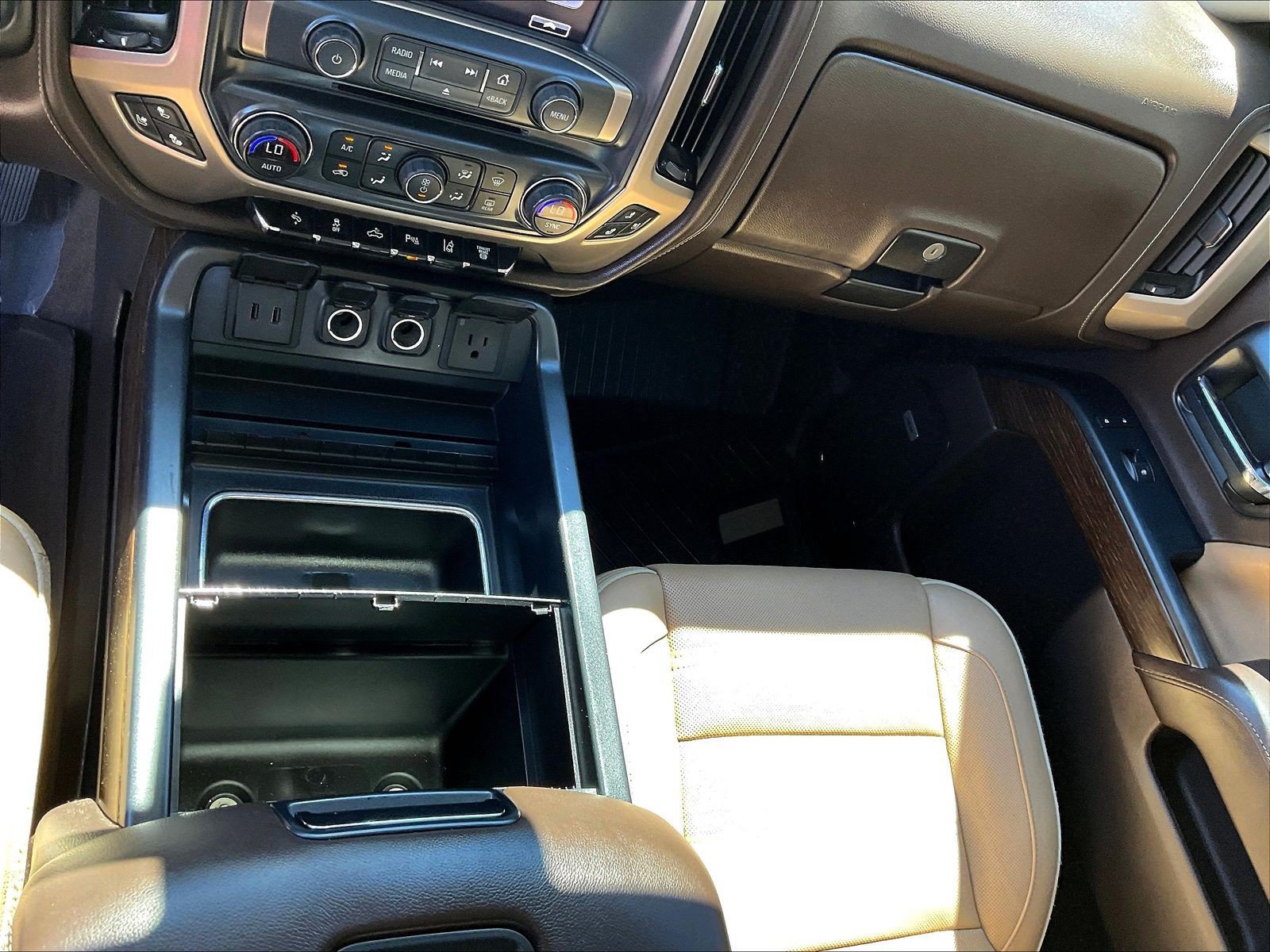Used 2018 GMC Sierra 2500 Denali w/ Duramax Plus Package AWD/4WD image 21