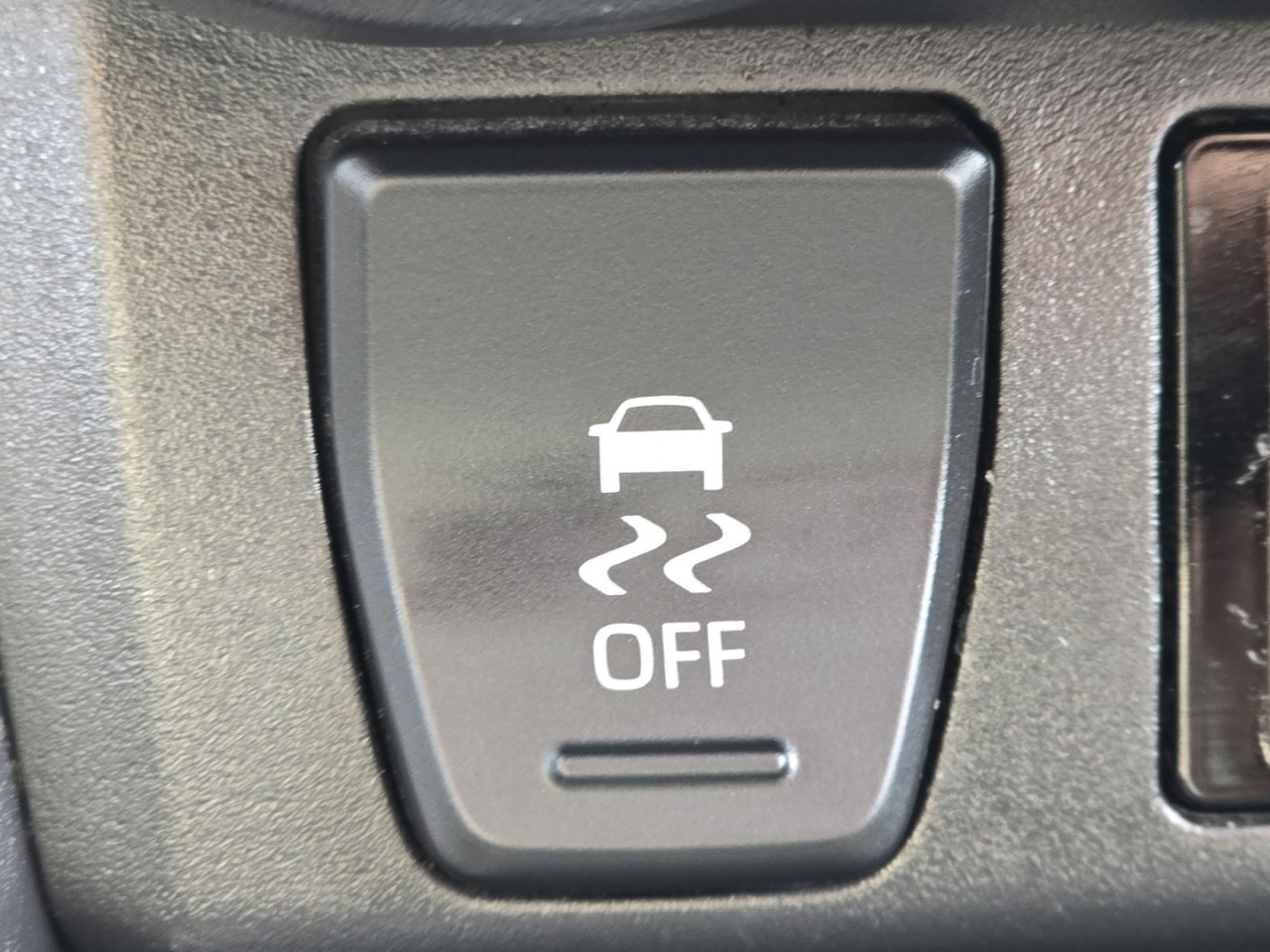 Used 2022 Toyota RAV4 XLE Premium image 7