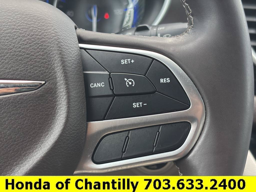 Used 2017 Chrysler Pacifica Touring-L w/ Tire & Wheel Group FWD image 13