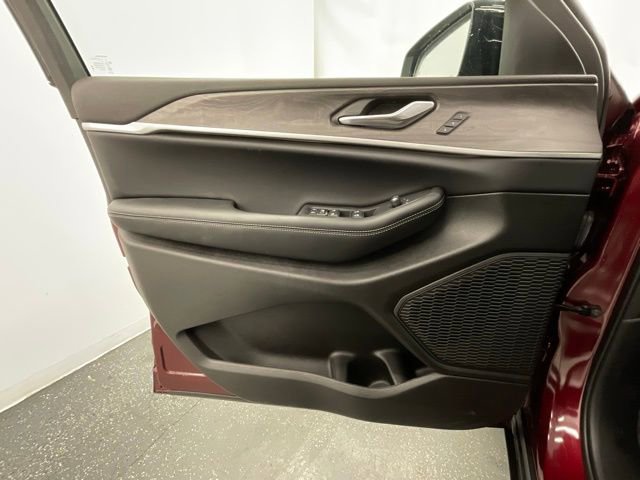 Used 2025 Jeep Grand Cherokee Limited w/ Black Appearance Package AWD/4WD image 9