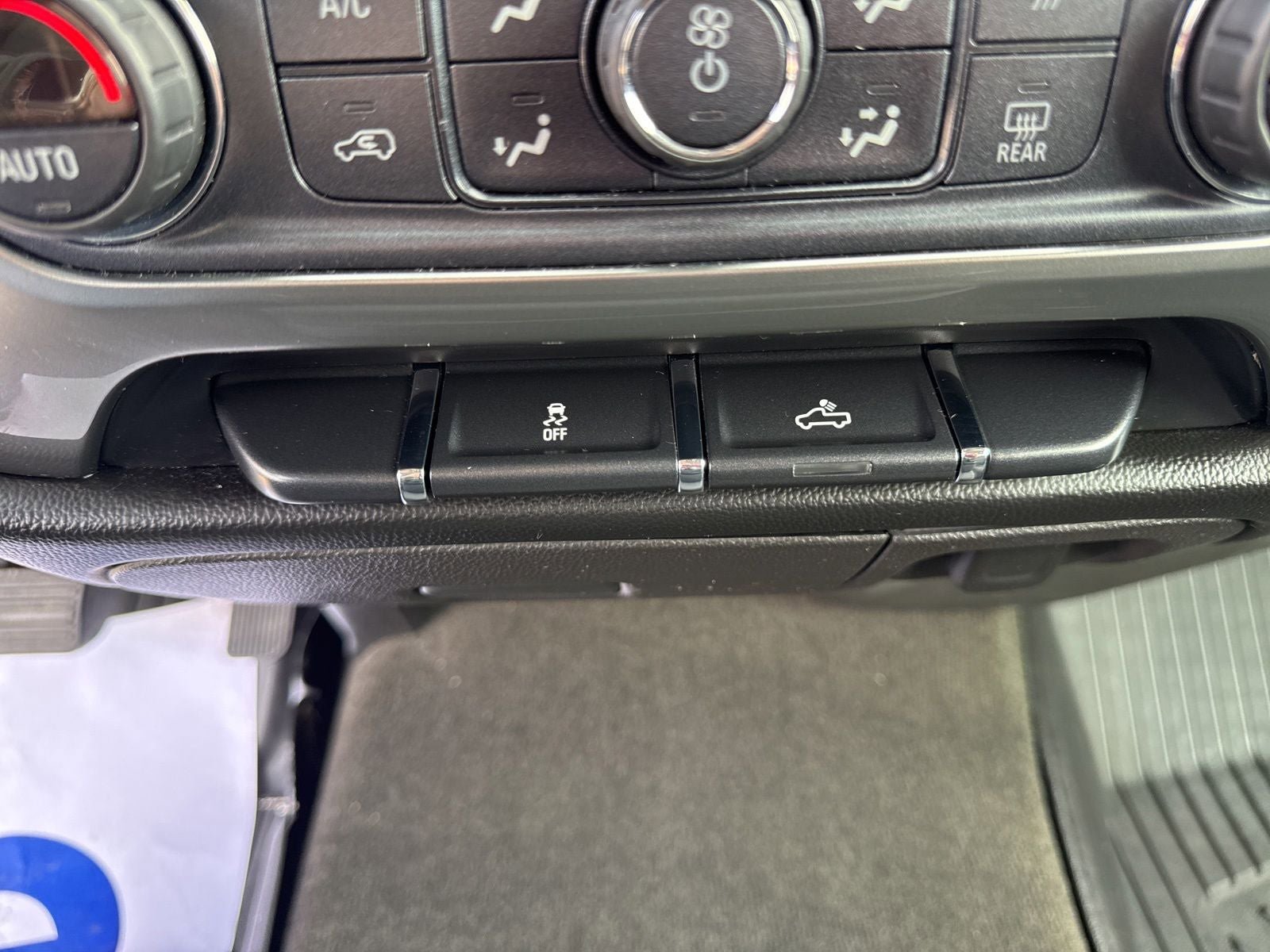 Used 2018 Chevrolet Silverado 1500 LT w/ LT Eassist Package AWD/4WD image 18