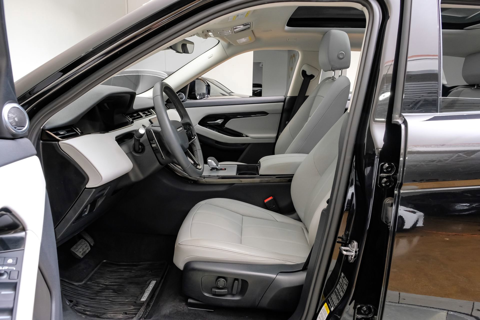 Used 2024 Land Rover Range Rover Evoque S AWD/4WD image 4