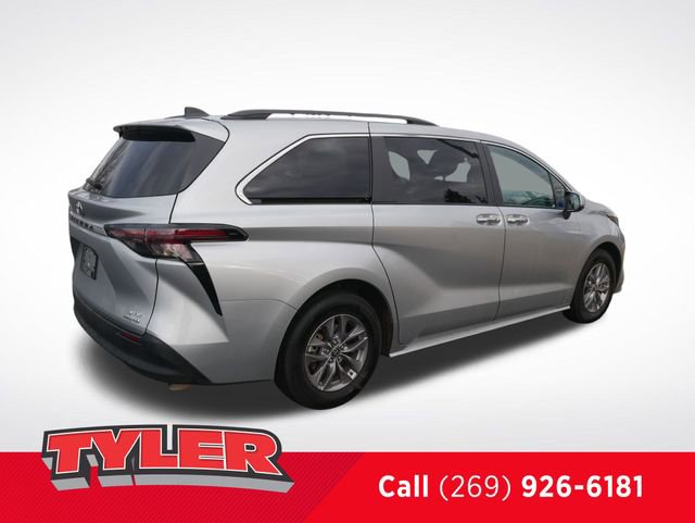 Used 2024 Toyota Sienna XLE FWD image 8