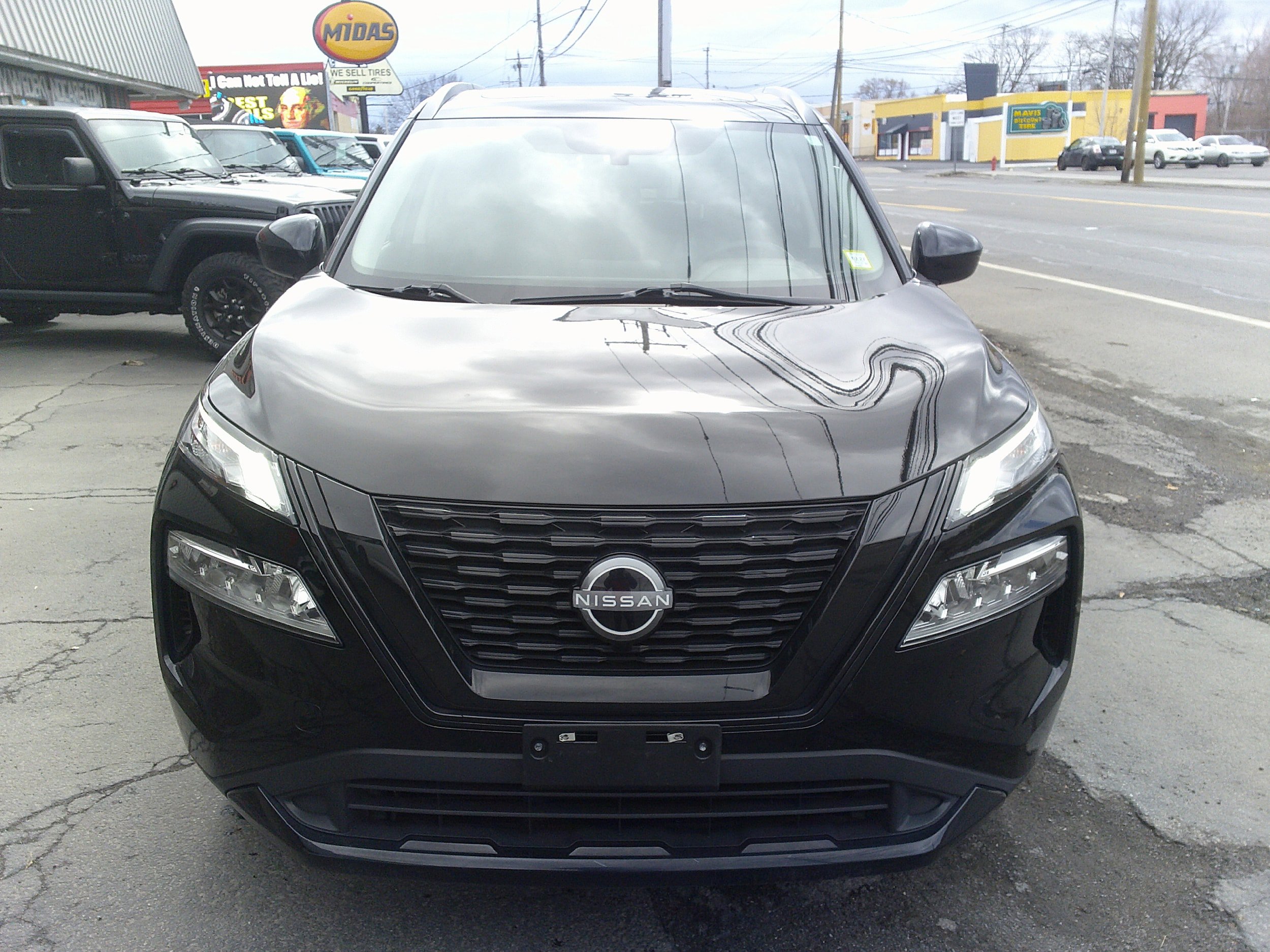Used 2023 Nissan Rogue SV w/ SV Premium B Package image 10
