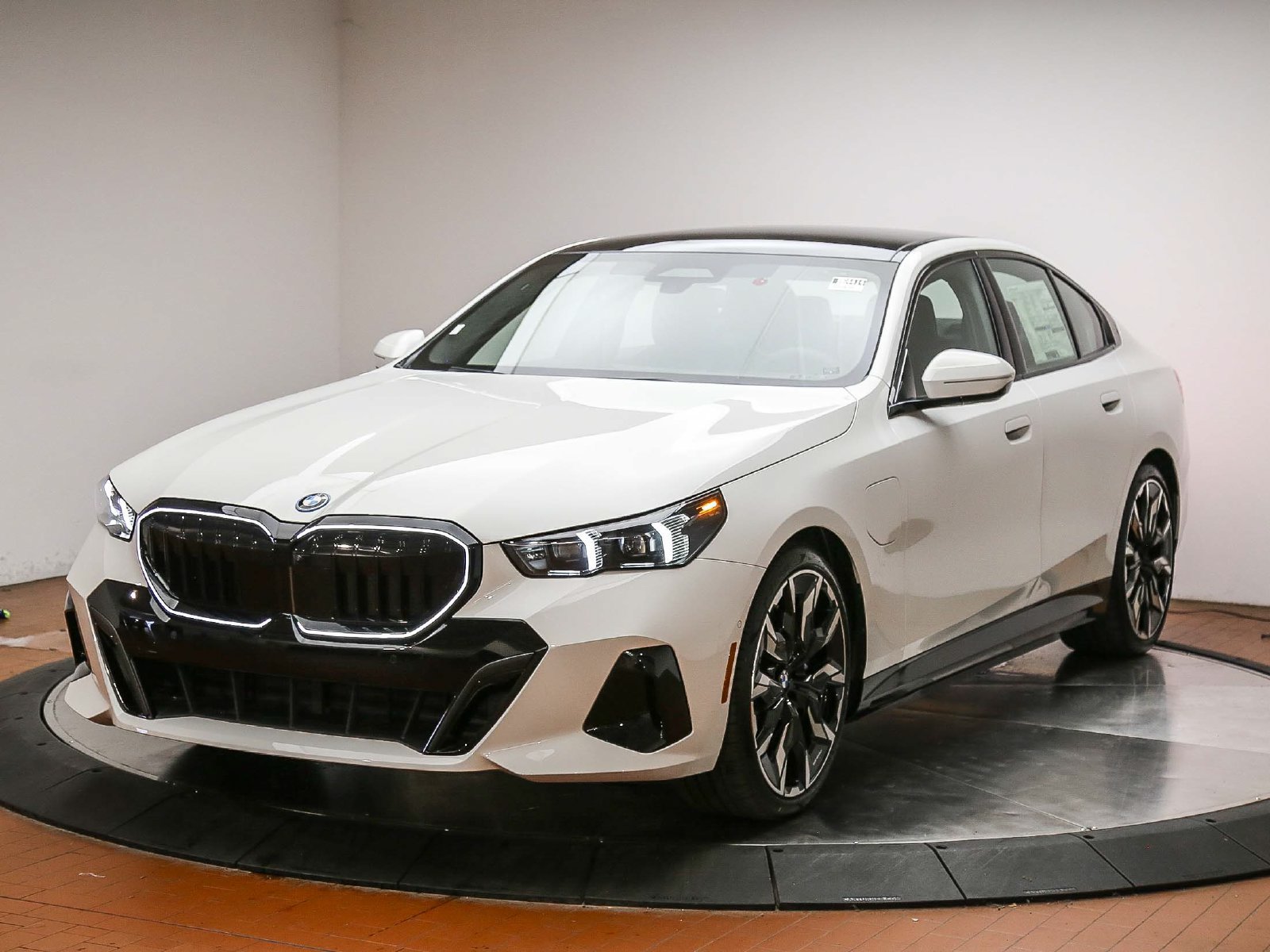 New 2027 BMW 550e xDrive AWD/4WD image 1