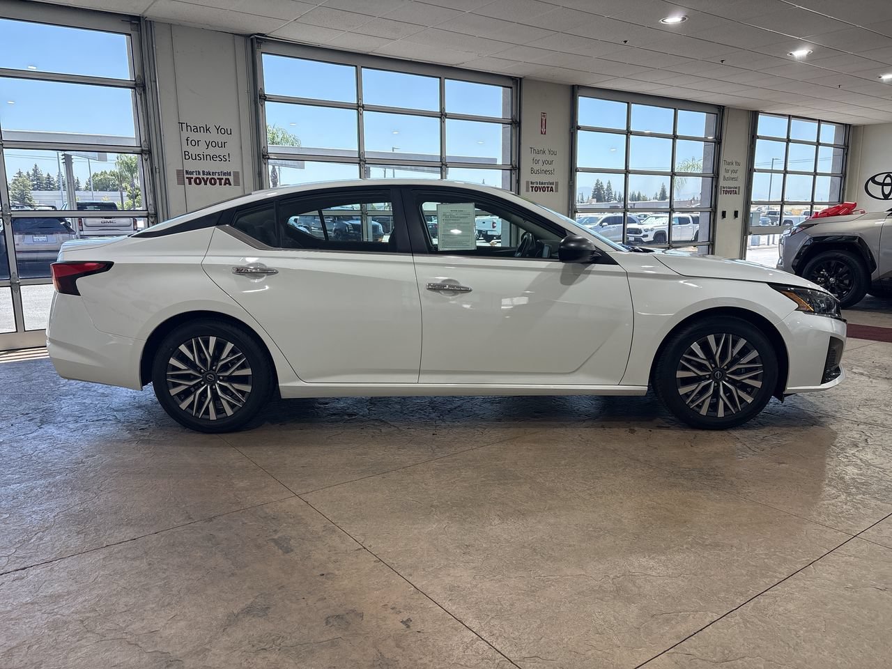 Used 2025 Nissan Altima 2.5 SV FWD image 3