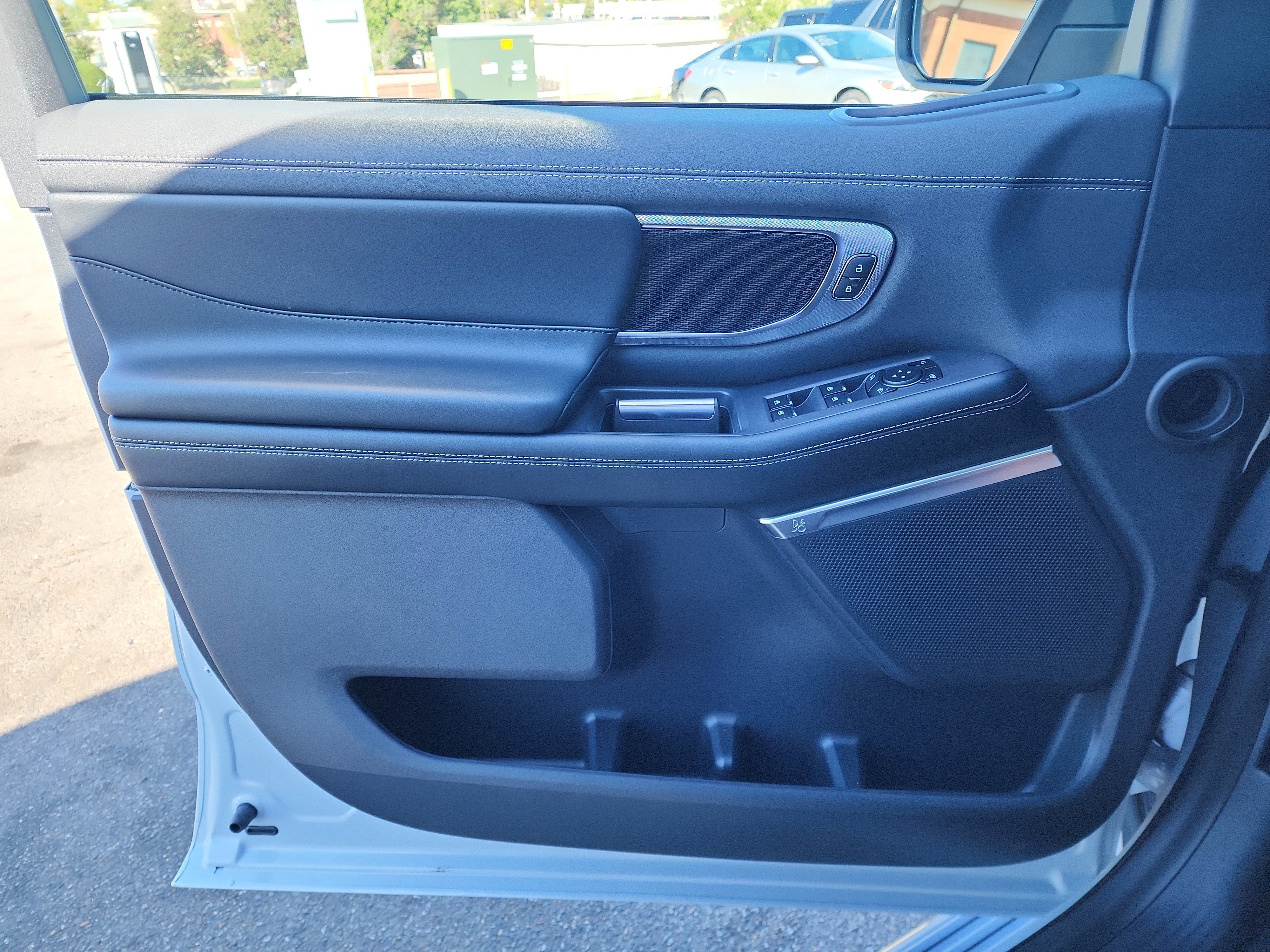 New 2025 Ford Expedition Platinum image 11