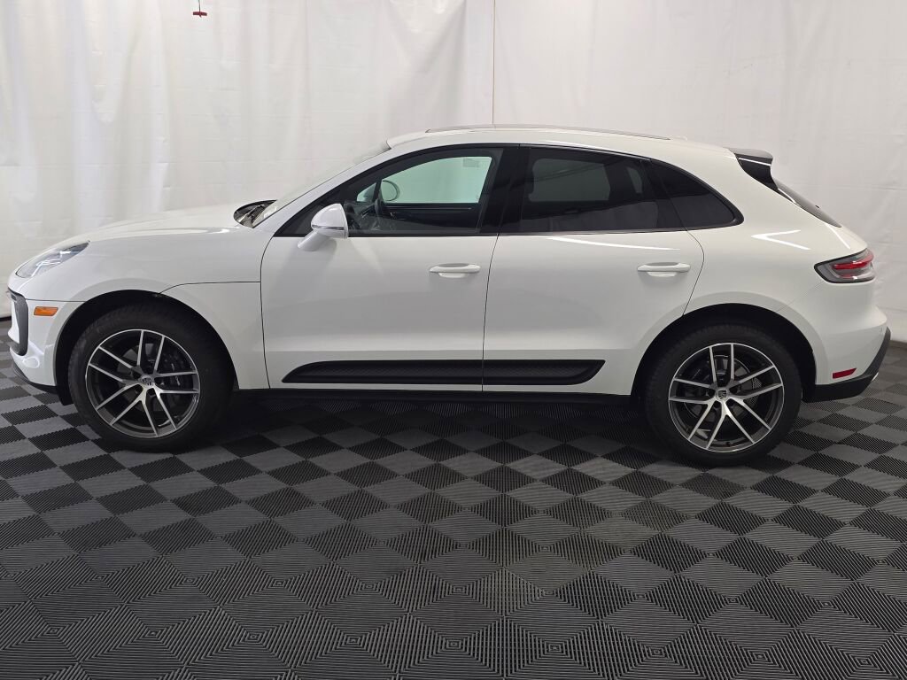 Certified 2025 Porsche Macan image 2