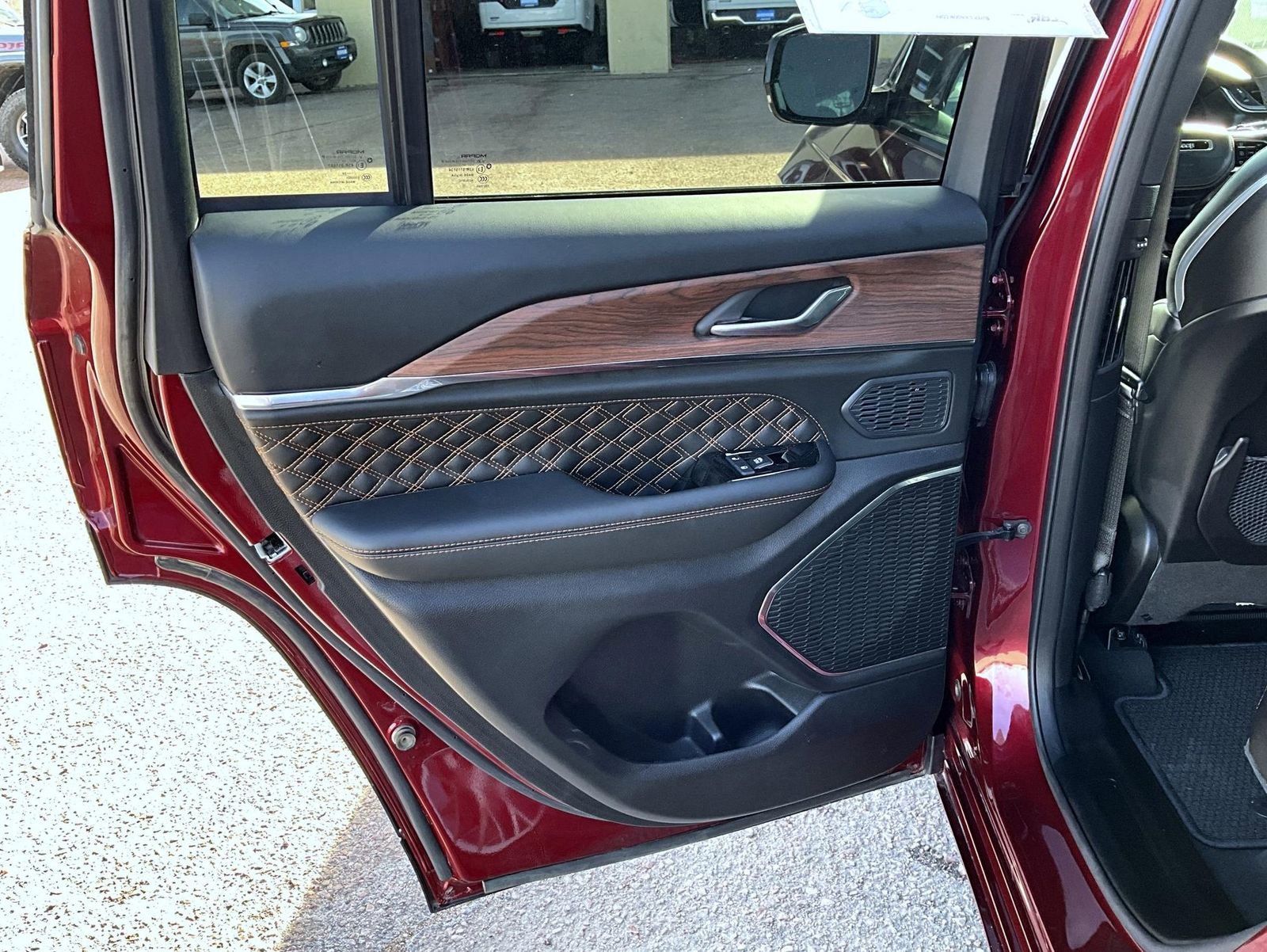 Used 2025 Jeep Grand Cherokee Summit AWD/4WD image 21