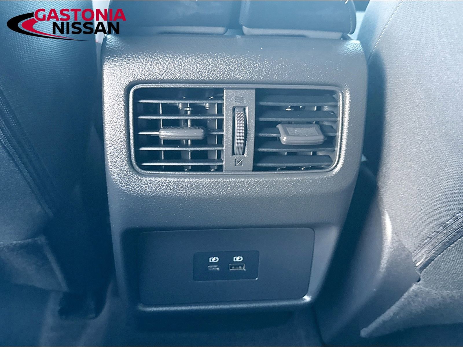 Used 2023 Nissan Rogue SV image 32