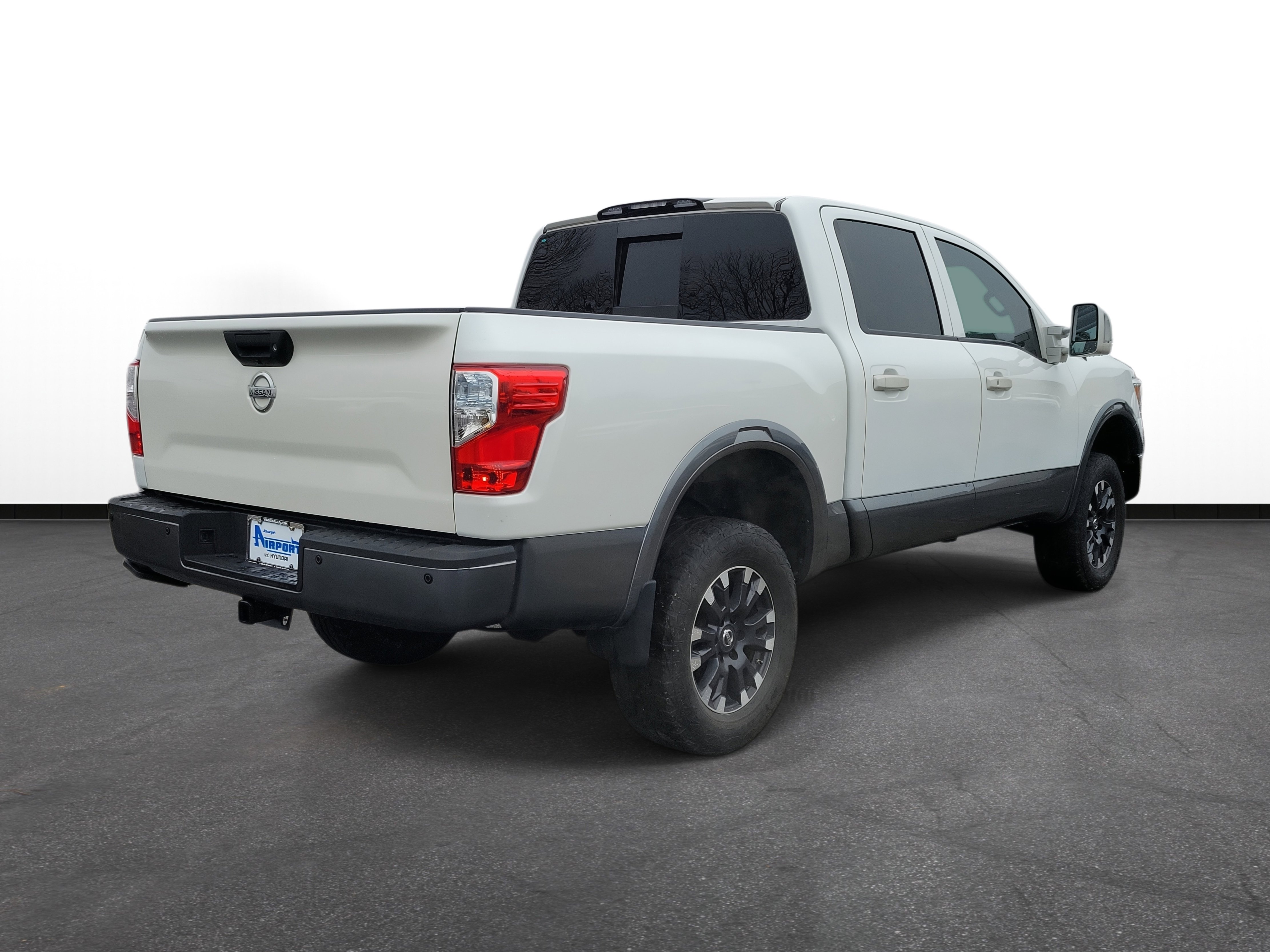 Used 2018 Nissan Titan PRO-4X w/ Pro-4x Utility Package AWD/4WD image 4