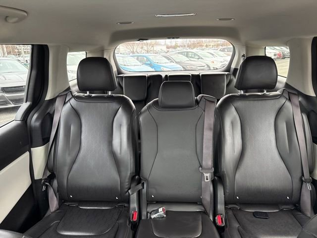 Used 2024 Kia Carnival LX image 30