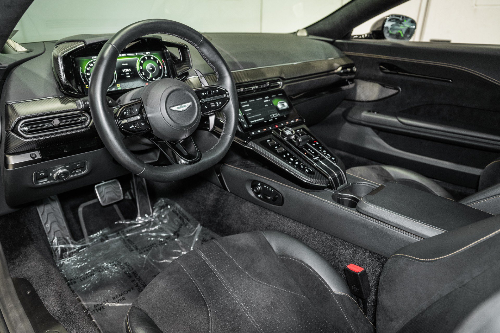 Used 2025 Aston Martin V8 Vantage Coupe RWD image 3