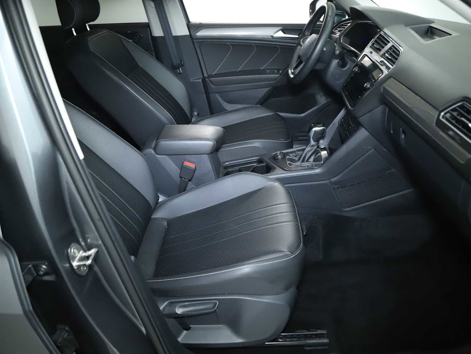 Certified 2024 Volkswagen Tiguan SE w/ Panoramic Sunroof Package AWD/4WD image 35