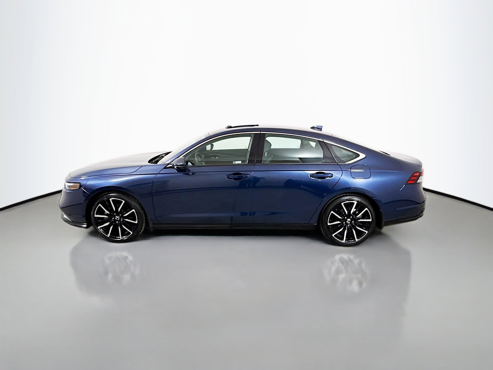 Used 2025 Honda Accord Touring image 4