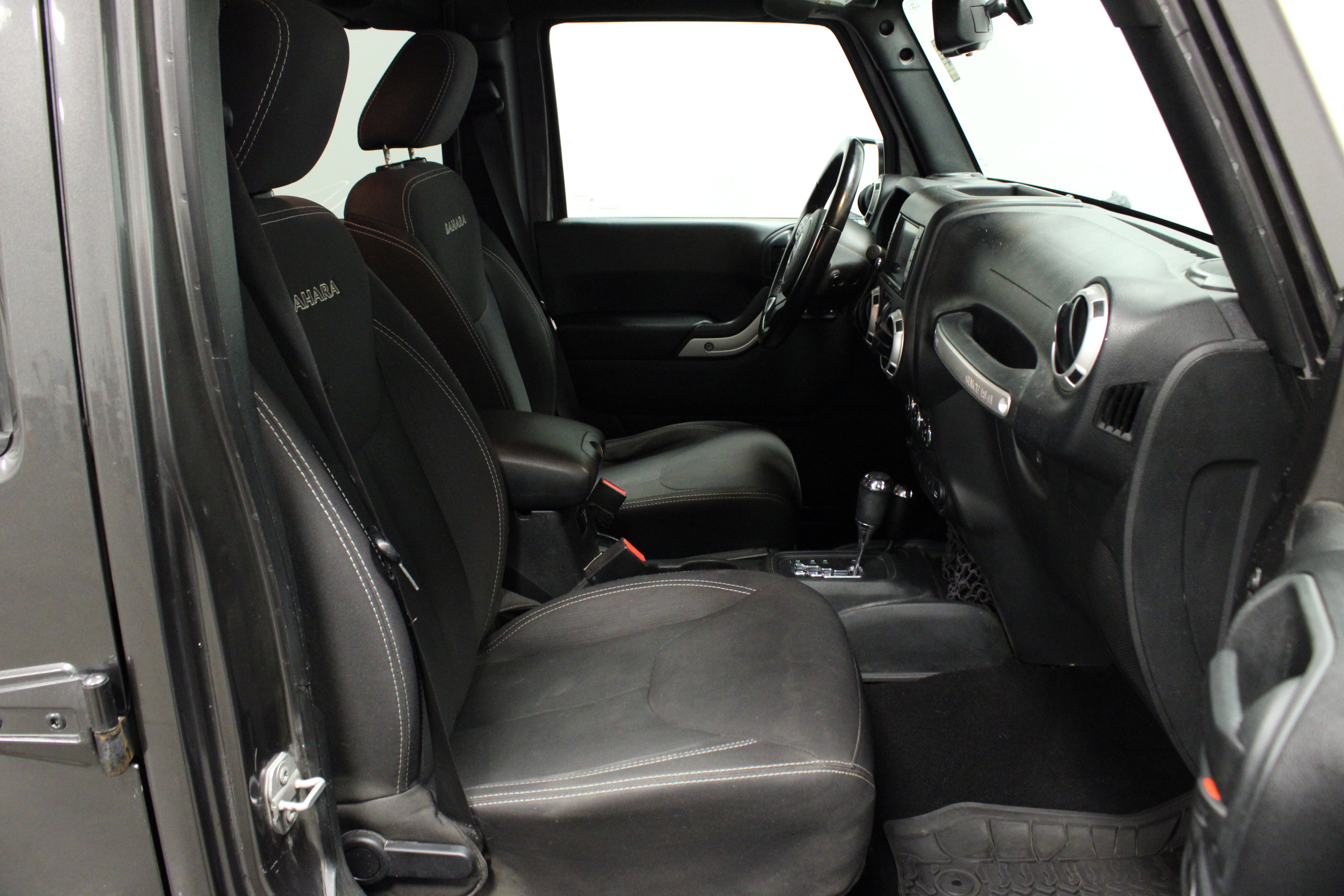 Used 2016 Jeep Wrangler Unlimited Sahara w/ Connectivity Group image 15