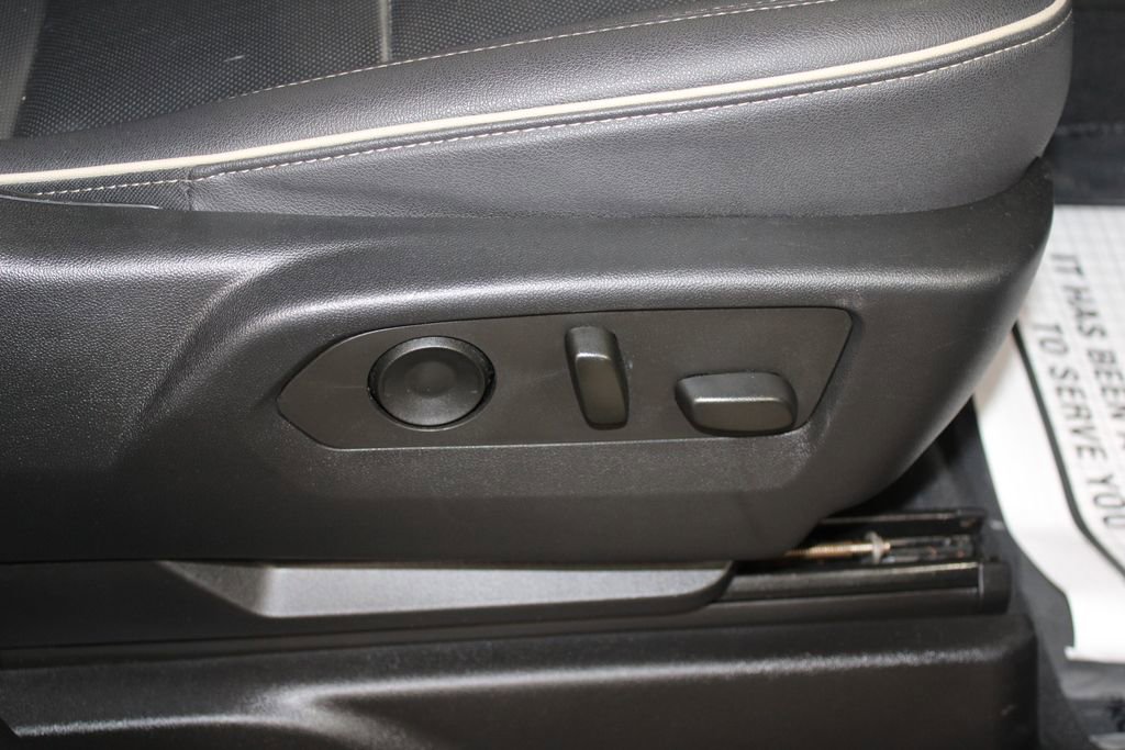 Used 2023 GMC Yukon XL SLT image 33