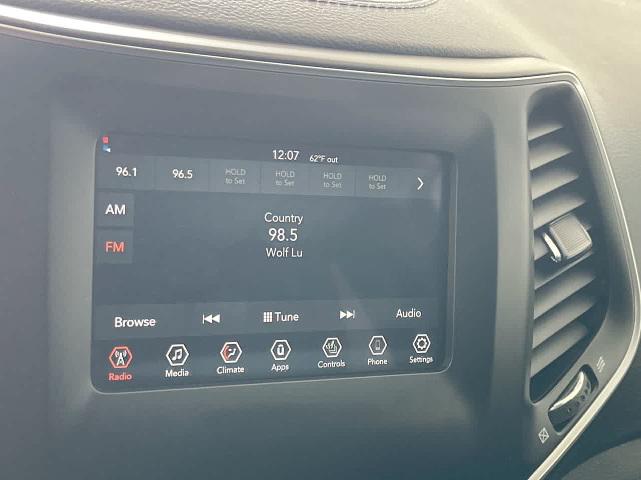 Used 2019 Jeep Cherokee Latitude w/ Cold Weather Group AWD/4WD image 16