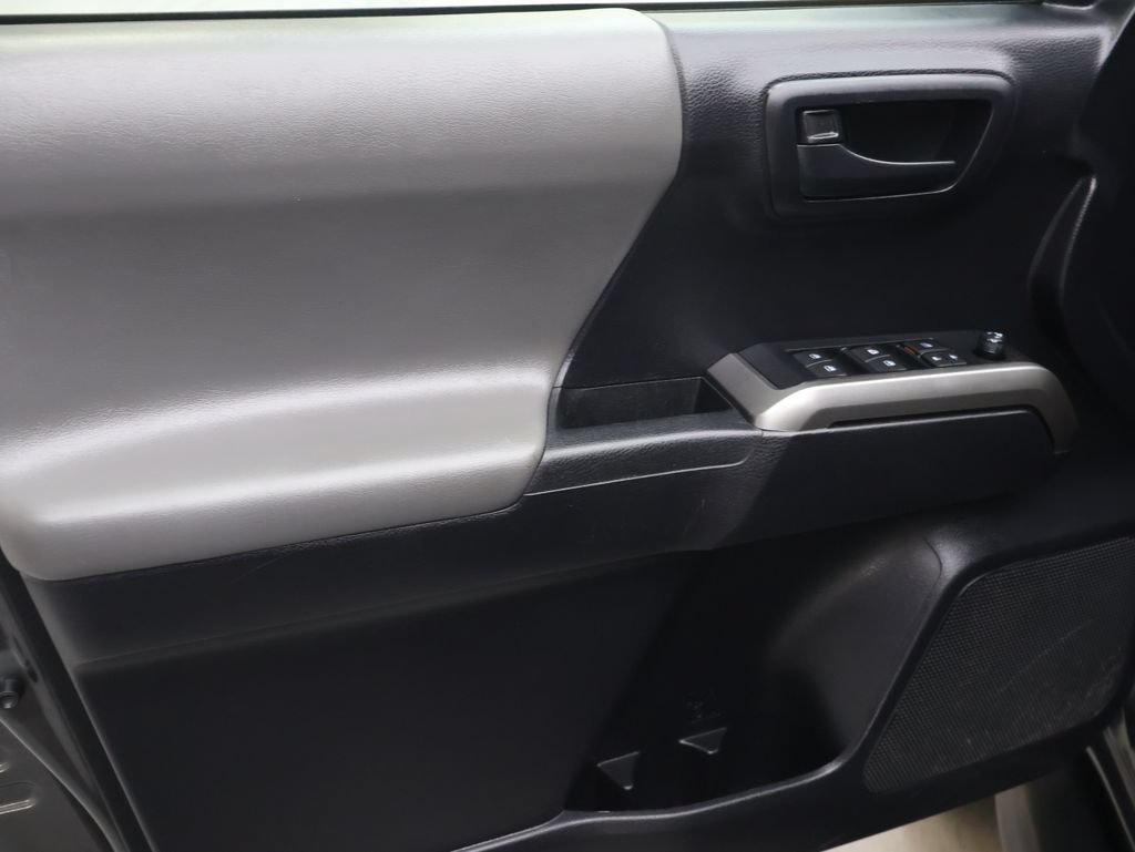 Used 2020 Toyota Tacoma SR5 AWD/4WD image 15